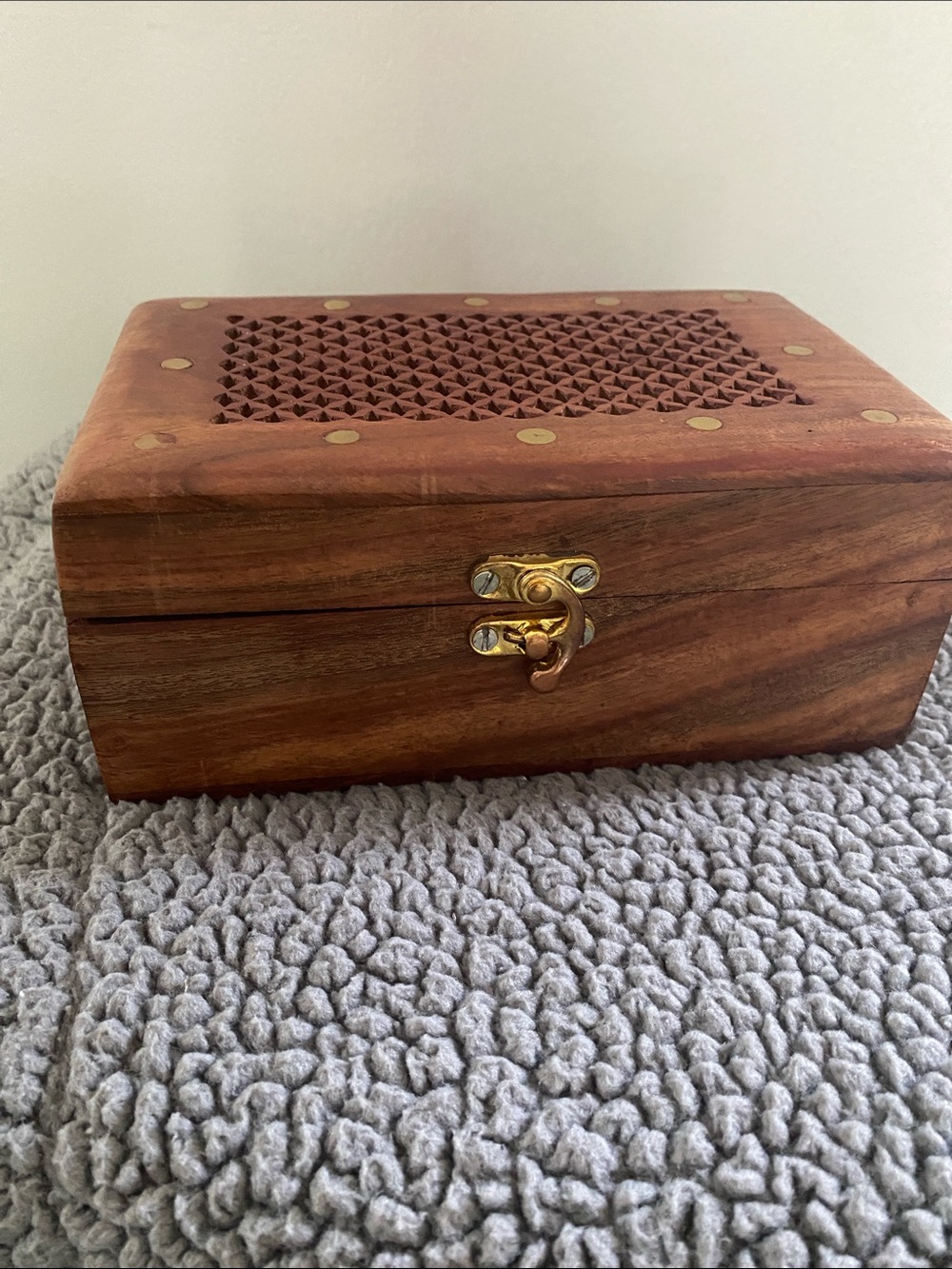 Traditional Indian Jaali lattice trinket box w/ inlaid brass detail hook closure